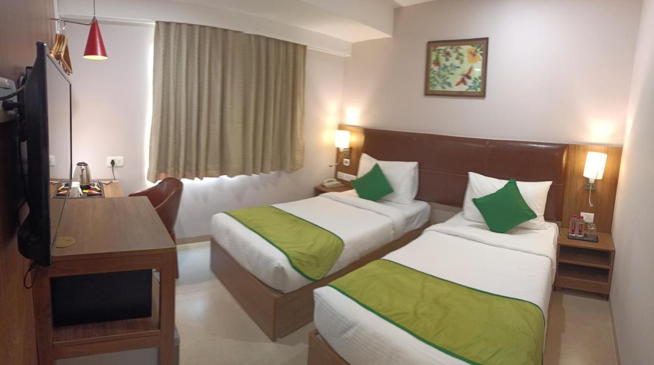 The Beacon Hotel Vadodara Exterior photo