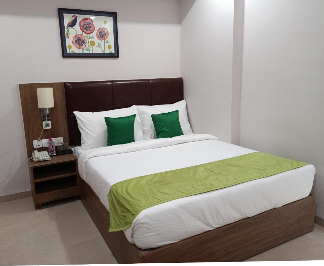 The Beacon Hotel Vadodara Exterior photo